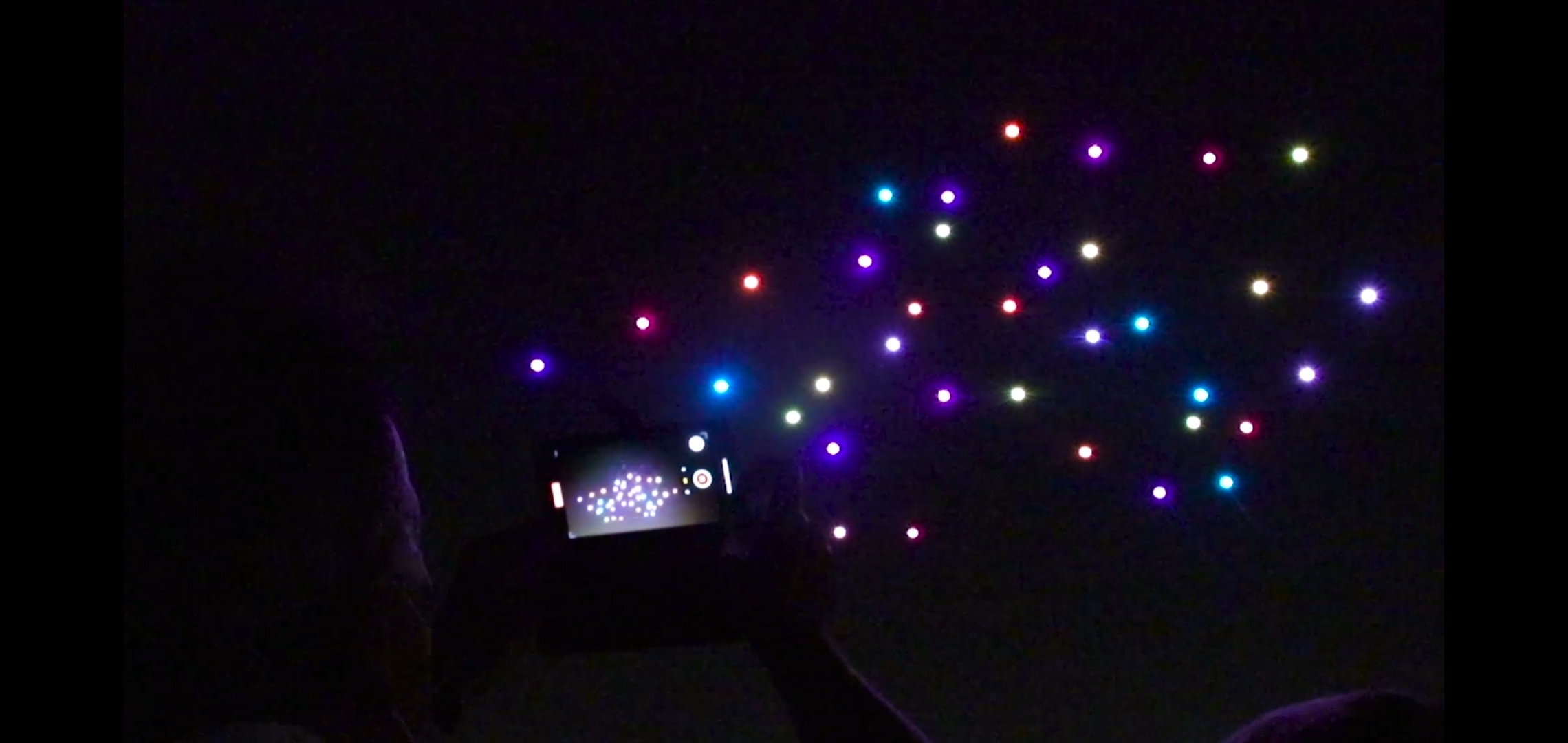 Primera coreograf&iacute;a de drones en Madrid en homenaje a las v&iacute;ctimas de la COVID-19